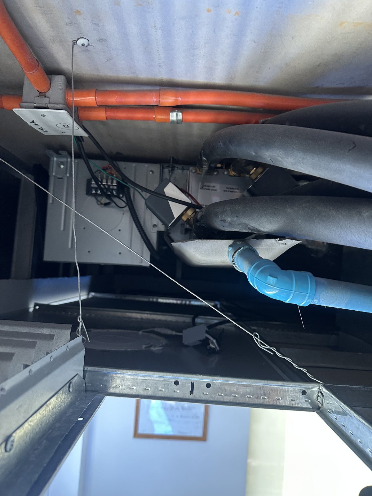 Fan coil en oficina atendido por CLIMTEK