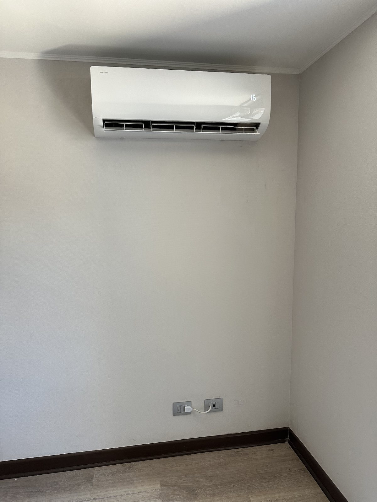 Instalación interior de split muro realizada por CLIMTEK